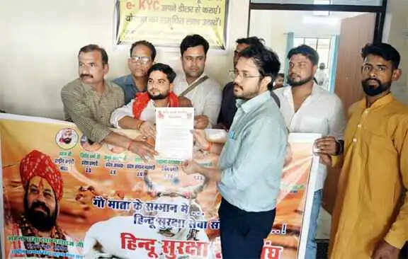 Muzaffarnagar: हिन्दू सुरक्षा सेवा संघ ने गौ माता को राष्ट्र माता घोषित करने की मांग को लेकर सौंपा ज्ञापन