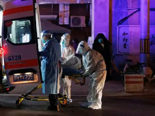 अस्पतालों में कोरोना संक्रमित मरीजों का सैलाब आ गया है। इतना ही नहीं मेडिकल स्टाफ भी संक्रमित हो रहा है।