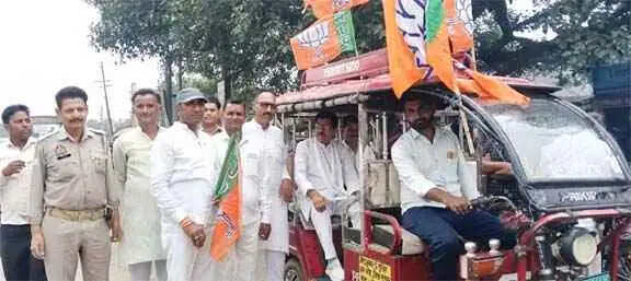प्रधानमंत्री मोदी की अपील पर Muzaffarnagar में ईंधन बचाओ अभियान शुरू, जिला पंचायत अध्यक्ष वीरपाल निर्वाल ने की ई-रिक्शा की सवारी