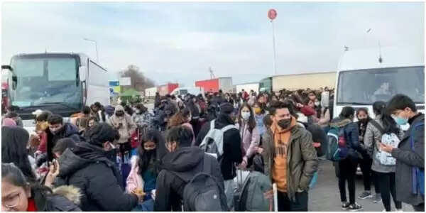 रूस ने भारत को भरोसा दिया है कि वो यूक्रेन में फंसे भारतीयों को बसों के जरिए निकालेगा