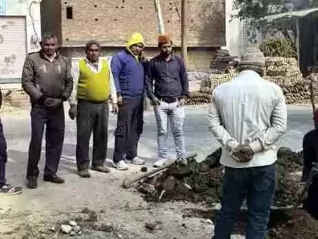 Muzaffarnagar दधेड़ू खुर्द जल संकट टूटा: फटी पाइपलाइन पर चला प्रशासन का हथौड़ा, गांव को मिला राहत का पानी