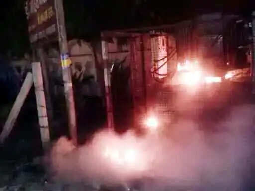 Muzaffarnagar: भीषण गर्मी के बीच जानसठ रोड पर ट्रांसफॉर्मर में लगी आग, समय रहते टला बड़ा हादसा