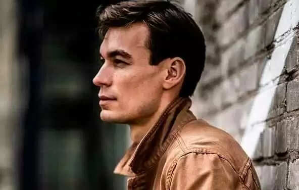 रूसी स्टार Kirill Kuznetsov ने दिल्ली में उड़ाई धूम, बोले—“आलिया भट्ट मेरी फेवरेट हैं… रणबीर कपूर से थोड़ा डर लगता है!” | Russian Film Festival 2025 Delhi