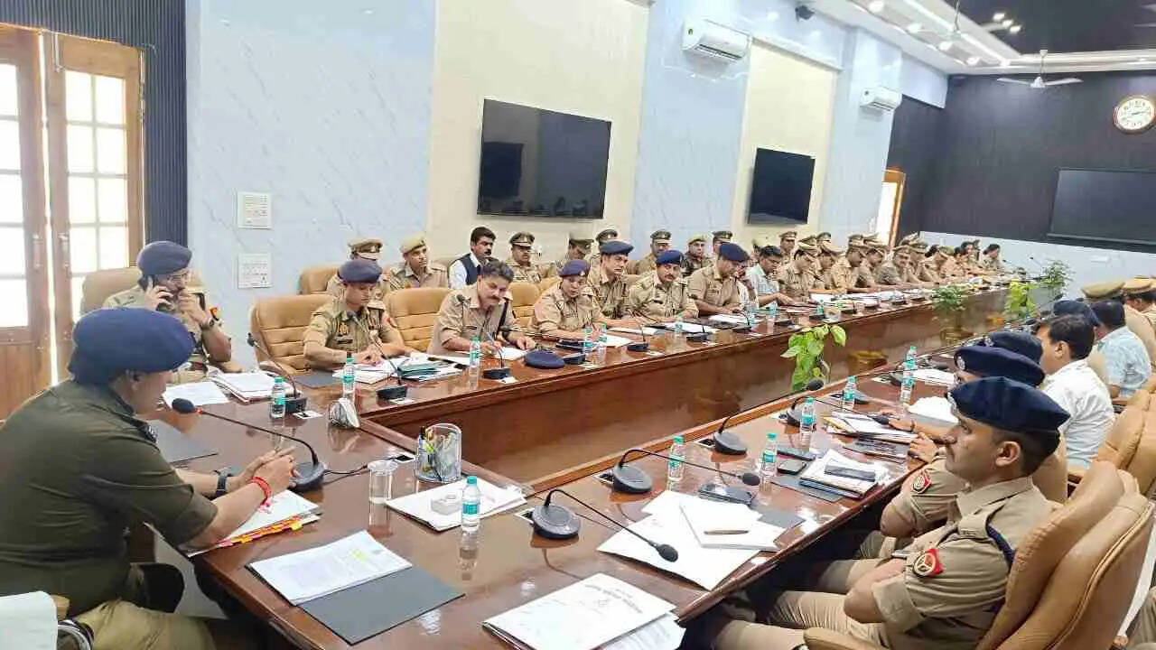 Muzaffarnagar में एसएसपी की सख्त समीक्षा बैठक: अपराधियों पर शिकंजा, महिला सुरक्षा और कानून व्यवस्था पर बड़े निर्देश
