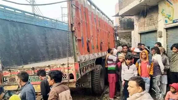 खतौली Muzaffarnagar  में कहर बरपाती रफ्तार: गन्ना लेकर लौट रहे ट्रक ने ई-रिक्शा सहित कई वाहनों को रौंदा, इस्लामुद्दीन की दर्दनाक मौत से मचा कोहराम