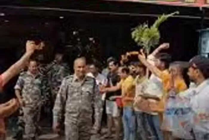 भोजन कर ढाबे से निकले सेना के जवानों पर लोगों ने पुष्पवर्षा कर उनका सम्मान किया, ‘भारत माता की जय’ के लगाए नारे