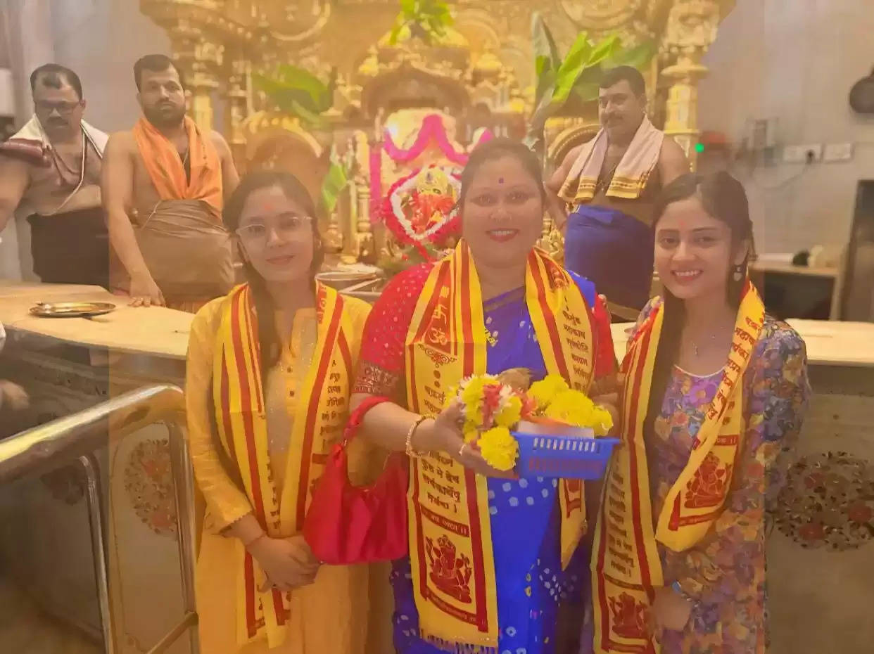 Sanya Thakur South Star visits Shree Siddhivinayak Temple with Family