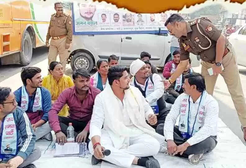 परिक्रमा मार्ग की बदहाल सड़क पर फूटा गुस्सा: सैकड़ों लोग सड़क पर उतरे, &lsquo;गड्ढों में सड़क&rsquo; के मुद्दे पर Muzaffarnagar&nbsp; में&nbsp; जोरदार प्रदर्शन