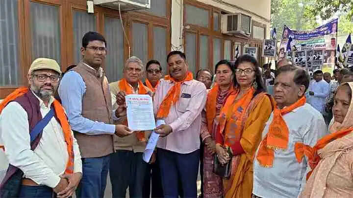 Muzaffarnagar मोती झील विवाद: मछलियों की मौत पर ठेका निरस्त करने की मांग, शुक्र तीर्थ में मोबाइल टावर का विरोध तेज