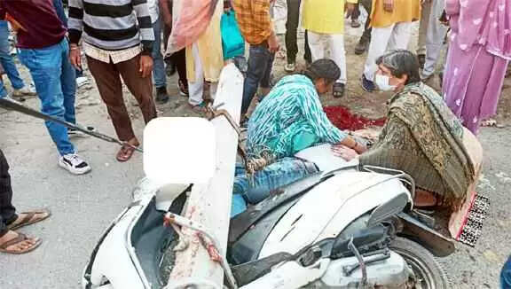 Muzaffarnagar में दर्दनाक हादसा: बिजली का खंभा गिरने से स्कूटी सवार की मौके पर मौत, विभाग पर लापरवाही के आरोप