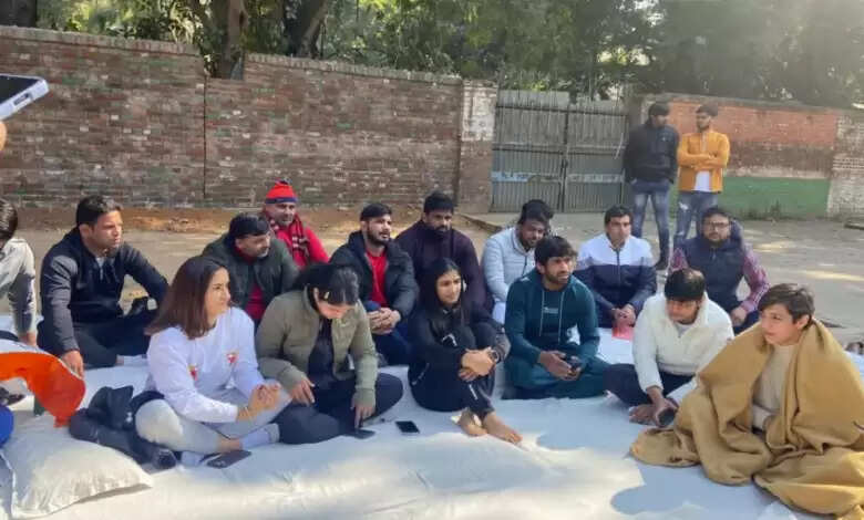 भारतीय कुश्ती संघ के हालिया फैसलों से खिलाड़ी नाराज चल रहे हैं। इसी कारण से उन्होंने सड़क पर आकर अपने गुस्से का इजहार किया।
