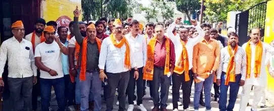 Muzaffarnagar News: कानून-व्यवस्था और गोतस्करी पर शिवसेना का बड़ा ज्ञापन, प्रधानमंत्री के नाम उठाई सुरक्षा और हत्या मामलों की गंभीर चिंता