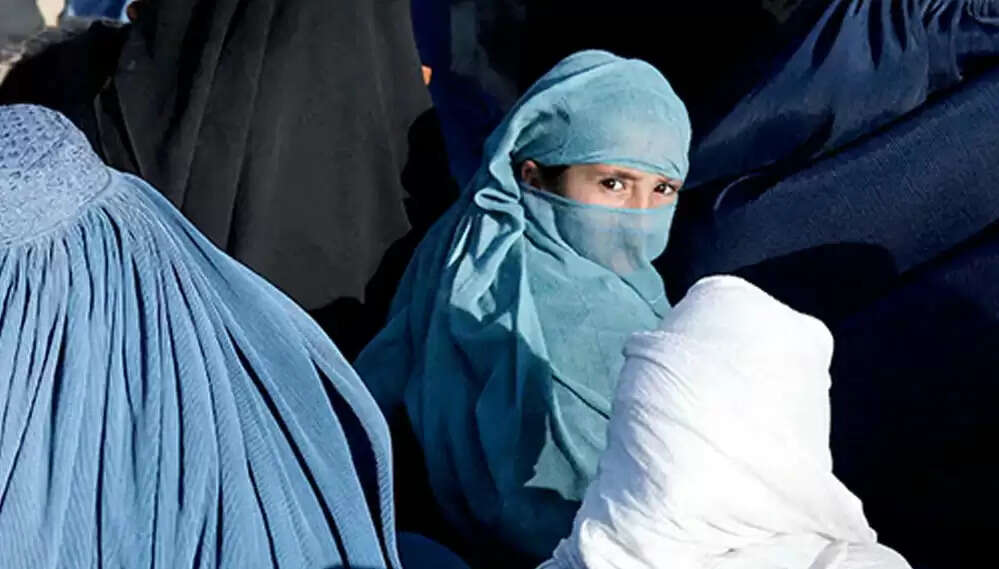 महिलाओं की कैद को तालिबान का नया फरमान, घरों में खिड़कियां नहीं होनी चाहिए