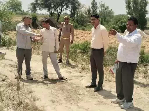 Muzaffarnagar/Budhana दुर्गनपुर में एसडीएम कृष्णकांत विश्वकर्मा ने गेहूं फसल की क्रॉप कटिंग का लिया जायजा, पारदर्शिता के दिए सख्त निर्देश