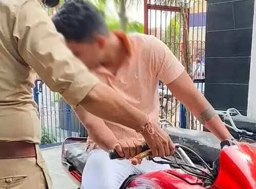 चलती बाइक से पटाखे फोड़ने पर युवक को Muzaffarnagar चरथावल  पुलिस ने दबोचा, यह मामला हुआ चौंकाने वाला