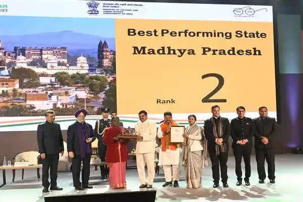 मुख्यमंत्री डॉ. मोहन यादव को राष्ट्रपति श्रीमती मुर्मु ने प्रदान किया स्वच्छ सर्वेक्षण पुरस्कार 2023