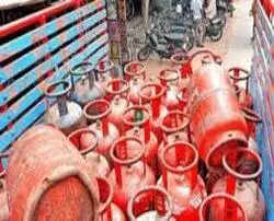 Muzaffarnagar में गैस सिलेंडर पर बवाल: 900 का सिलेंडर 2000 में बेचने का आरोप, एजेंसी के बाहर उपभोक्ताओं का हंगामा