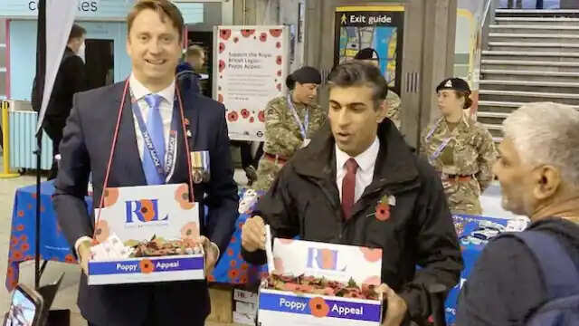 सुनक से £5 में एक Poppy खरीदने वाले लुईस नाम के शख्स ने कहा कि हमारे पीएम 'डाउन टू अर्थ' हैं।