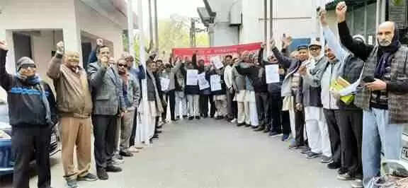 Muzaffarnagar में पेंशनर्स का बड़ा आंदोलन: पेंशन वैलिडेशन अधिनियम वापसी और 8वें वेतन आयोग संशोधन की मांग पर धरना