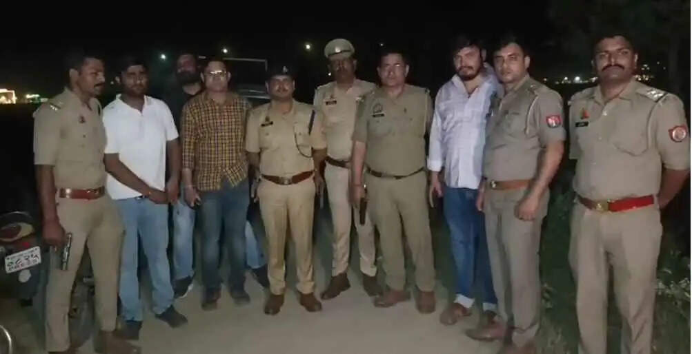 Muzaffarnagar मुठभेड़: सिसौना राजवाहे के पास पुलिस&ndash;बदमाश आमने-सामने, गांजा तस्करी गिरोह के 5 आरोपी दबोचे, दो गोली लगने से घायल