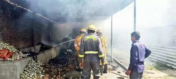 Ratanpuri Firecracker Factory Fire: बिना लाइसेंस चल रहे पटाखा गोदाम में भीषण आग, दो नाबालिग झुलसे&mdash;Muzaffarnagar डीएम व एसएसपी मौके पर पहुंचे