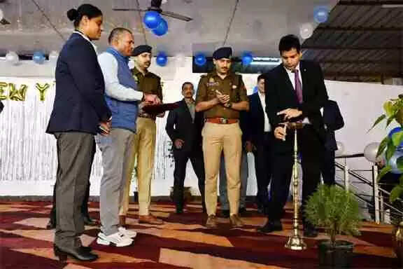 Muzaffarnagar रिजर्व पुलिस लाइन में अनुशासन और संस्कार का संगम: प्रशिक्षु आरक्षियों के साथ एसएसपी संजय कुमार वर्मा ने किया बड़े खाने में सहभाग