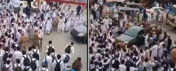 Khyber Pakhtunkhwa में सरकारी कॉलेजों को आउटसोर्स करने का विरोध, स्टूडेंट्स और टीचर्स ने सरकार के खिलाफ किया प्रदर्शन