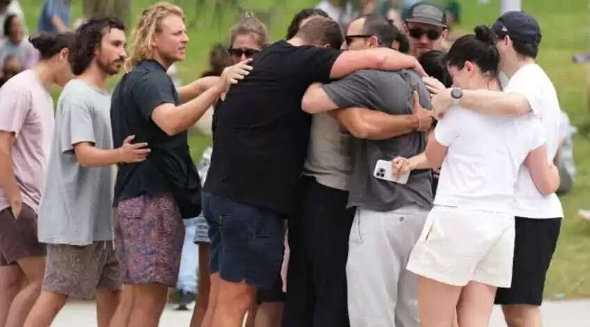 Sydney में खून से लाल हुआ बॉन्डी बीच: हनुक्का समारोह पर आतंकी हमला, बुजुर्ग की बहादुरी ने बचाईं दर्जनों जानें