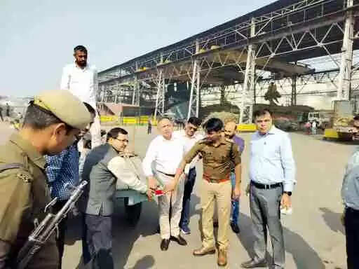 Muzaffarnagar खतौली की त्रिवेणी शुगर मिल का अनोखा अभियान: ट्रकों और ट्रॉलियों पर लगे रिफ्लेक्टर, सड़क सुरक्षा में बढ़ाया कदम