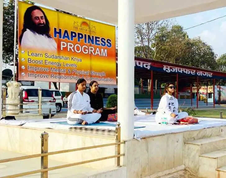 Muzaffarnagar Art of Living Program: पुलिस लाइन में 3 दिन चला योग-ध्यान अभियान, प्रशिक्षु आरक्षियों को मिला मानसिक मजबूती का मंत्र
