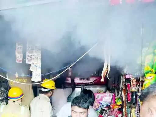 Muzaffarnagar News: मदीना कॉलोनी में ड्राई फ्रूट्स दुकान में भीषण आग, दमकल की मशक्कत से टला बड़ा हादसा