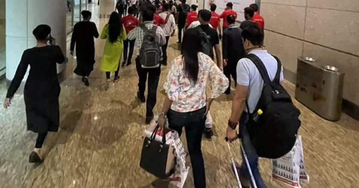 यूक्रेन&nbsp;की&nbsp;पोलैंड&nbsp;और&nbsp;हंगरी&nbsp;से&nbsp;लगी&nbsp;सीमा&nbsp;पर&nbsp;अभी&nbsp;भी&nbsp;सैकड़ों&nbsp;भारतीय&nbsp;फंसे&nbsp;हुए&nbsp;हैं