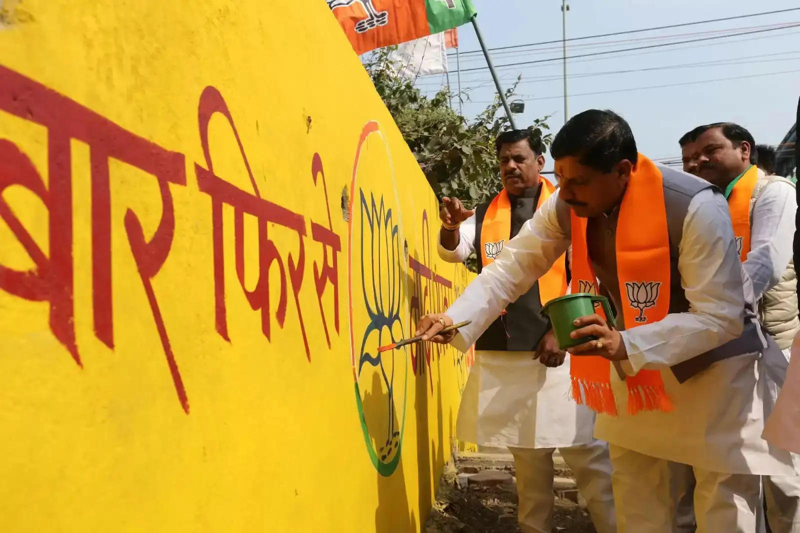 मुख्यमंत्री डॉ. मोहन यादव ने गांव चलो अभियान के तहत गांधी नगर में दीवार लेखन किया