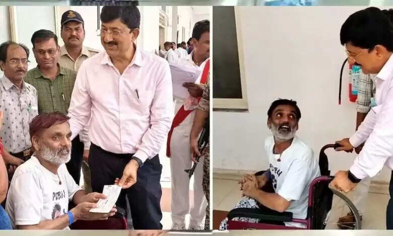 गुना कलेक्टर ने जीता दिल… दिव्यांग को नई व्हील चेयर पर बैठाकर भेजा, पेंशन भी शुरू कराई