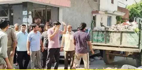 &ldquo;नेता जी से उलझना पड़ा भारी&rdquo;: खतौली Muzaffarnagar में सफाईकर्मियों ने घर के बाहर लगा दिया कूड़े का &lsquo;सम्मान&rsquo;