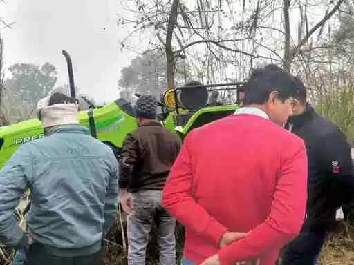 Muzaffarnagar भोपा में गंगनहर कांवड़ पटरी पर बड़ा हादसा: गहरे गड्ढे से बचने में पलटी ट्रैक्टर-ट्रॉली, तीन लोग घायल