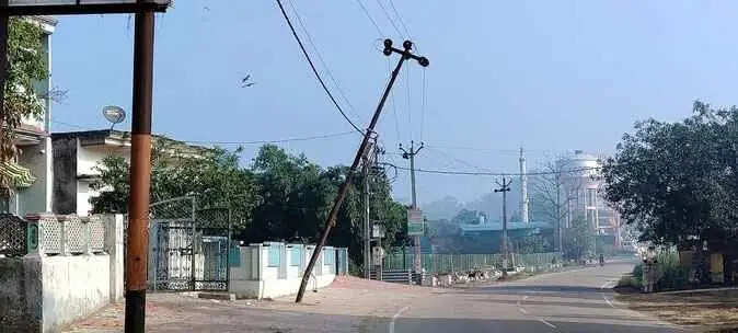 चौरावाला गांव Muzaffarnagar में झुका हाईटेंशन बिजली का पोल बना खतरा, मोरना-जानसठ मार्ग पर हर दिन हादसे का मंडरा रहा साया