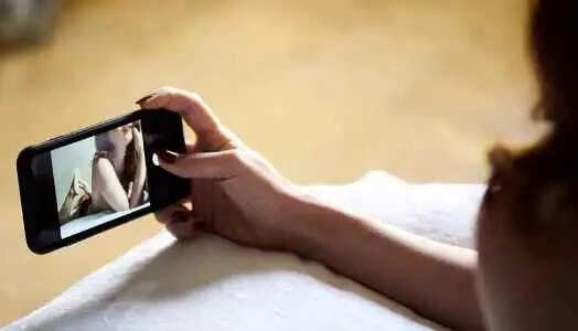 मुंबई लिफ्ट CCTV कांड: निजी पलों का वीडियो वायरल, महिला ने दर्ज कराई FIR &ndash; जानें क्या कहता है कानून-Mumbai Lift CCTV Viral Case