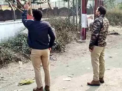 Muzaffarnagar रेलवे स्टेशन पर चढ़ा युवक, ऊंचे टावर से गूंजे नारे: न्यूमैक्स सिटी प्रोजेक्ट और प्लास्टिक कचरे को लेकर मुजफ्फरनगर में हड़कंप